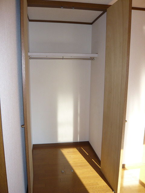 収納　クローゼット奥行きがあります。【ヴィクトワール】