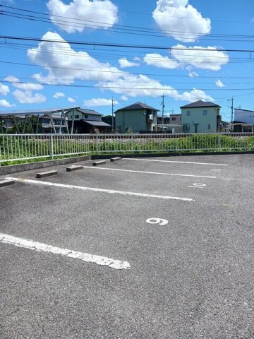駐車場　駐車場があるので、車を買う予定の方も安心です