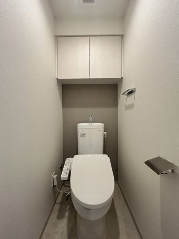 トイレ　落ち着いた色調のトイレです