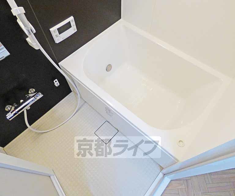 バス・シャワールーム　清潔感あるバスルーム。