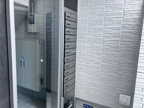 建物外観　不在時にも安心の宅配ボックス付き