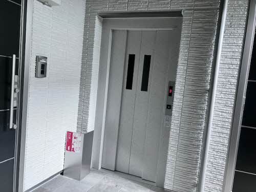 建物外観　エレベーター付きなので、重い荷物があっても安心です。