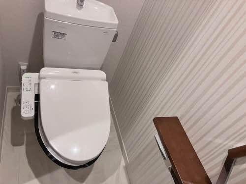 トイレ　洗浄機能付き便座で清潔にお使いいただけます。