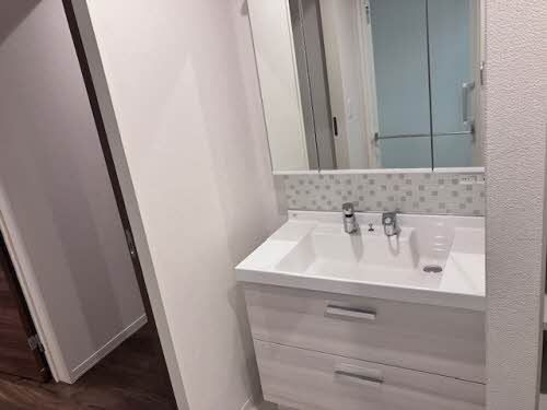 洗面設備　洗面化粧台は収納付き。ドライヤーや化粧品などが収まり、毎日…