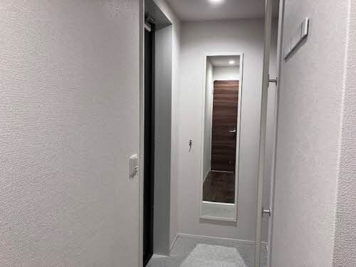 玄関　姿見や手すり付きで充実した設備。