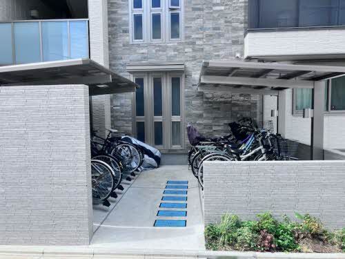 建物外観　敷地内駐輪場