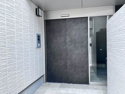 建物外観　オートロックなのでセキュリティ面にも配慮