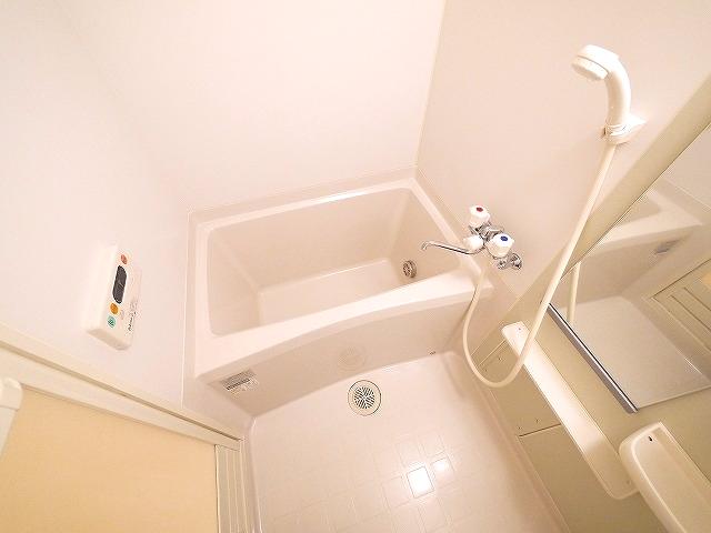 バス・シャワールーム　コンパクトで使いやすいお風呂です