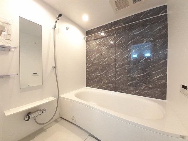 バス・シャワールーム　落ち着いた空間のお風呂です