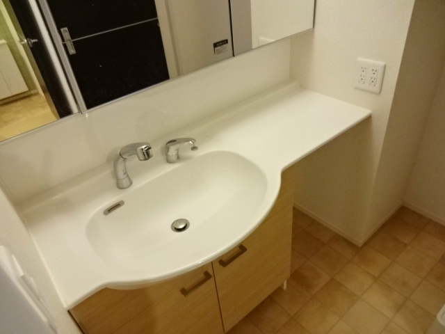 洗面設備　長くて使いやすい洗面台