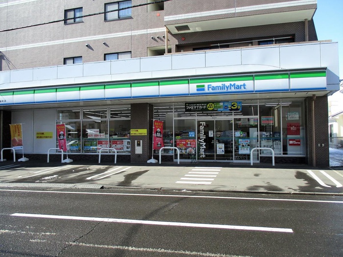 コンビニ　ファミリーマート仙台穀町店（コンビニ）まで381m