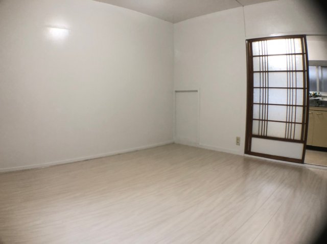 居室・リビング　床色が明るい色合いできれいです♪