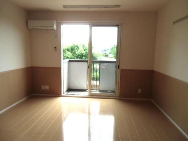 居室・リビング　同建物別部屋