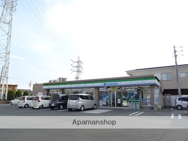 コンビニ　ファミリーマート（コンビニ）まで575m