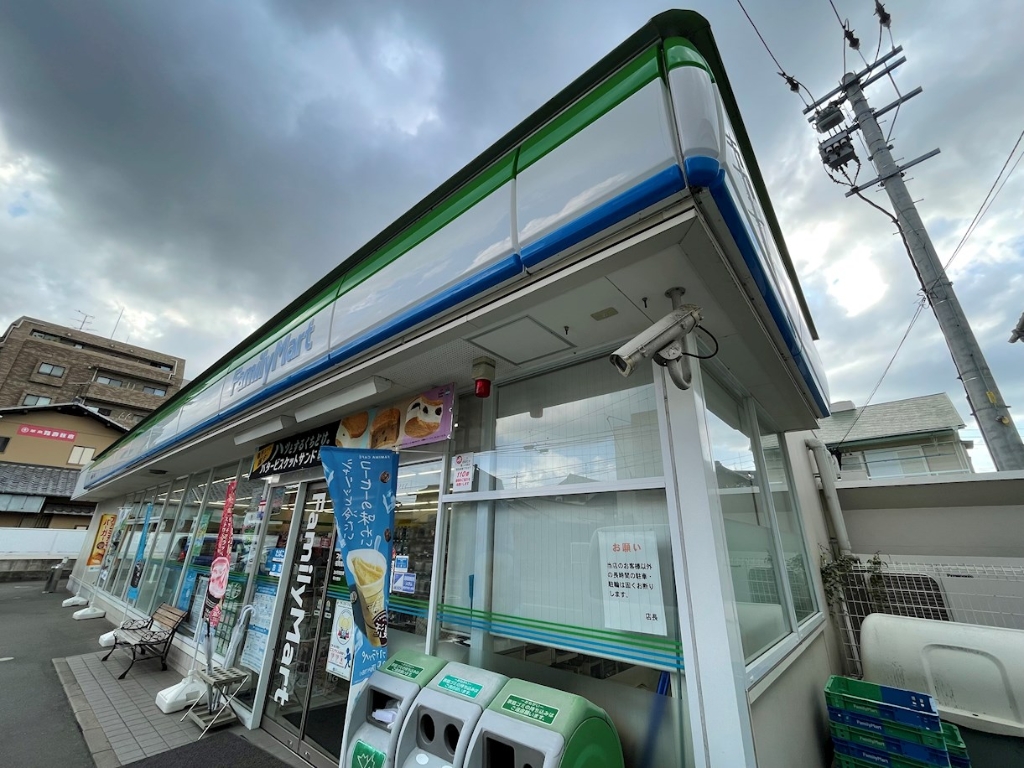 コンビニ　ファミリーマート 福岡石丸三丁目店（コンビニ）まで915m