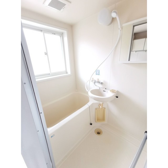 バス・シャワールーム　別号室の写真になりあます。