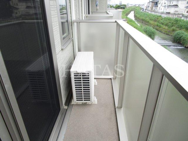 バルコニー　同物件別部屋のお写真です。現状優先とします。