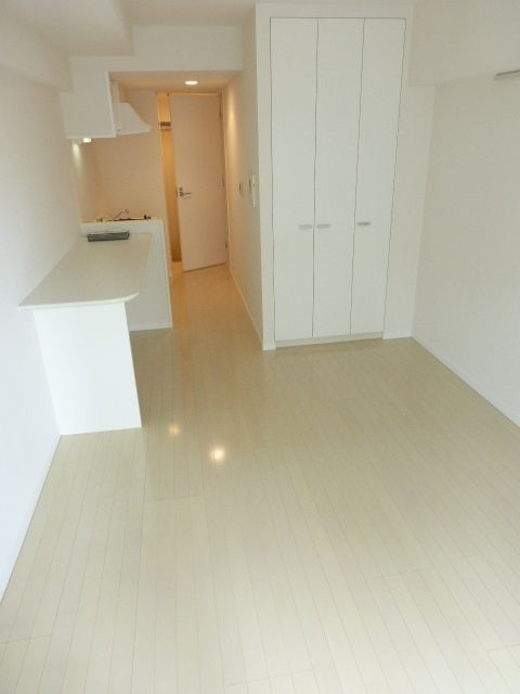 居室・リビング　★カウンター付きの綺麗なお部屋★