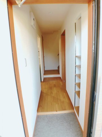 玄関　明るい玄関にはシューズクローク付き★