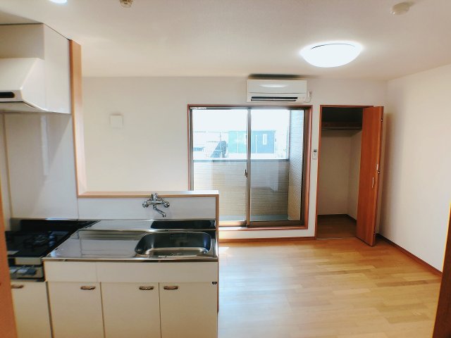 その他共有部分　キッチン裏に洋室10帖と広々使えます★