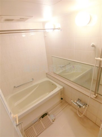 バス・シャワールーム　窓と追焚+浴室乾燥機付きのお風呂　バスルーム