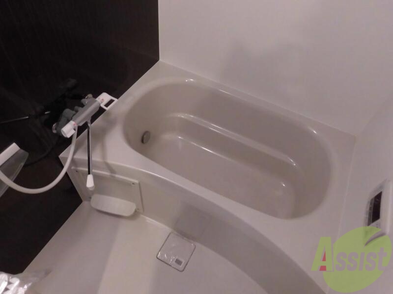 バス・シャワールーム　清潔感のある白いお風呂、鏡が便利です。