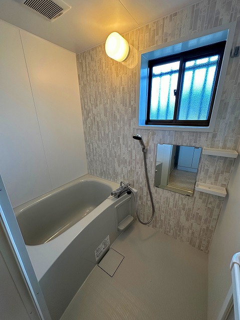 バス・シャワールーム　清潔感のある浴室です♪窓があるので湿気対策OK！ゆったりお風
