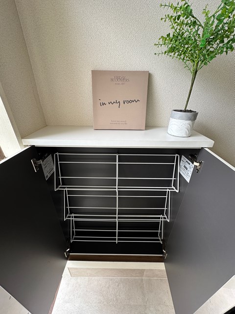 玄関　シューズボックス付きで玄関すっきり片付きます！上に写真やかわ