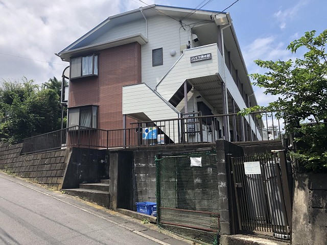 建物外観　スーパーが近くてお買い物に便利な立地の2階建てアパートです♪