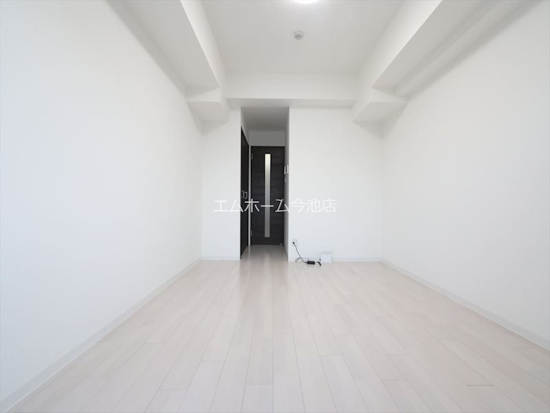 居室・リビング　洋室8.1帖　エアコン付　収納充実しています