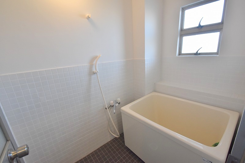 バス・シャワールーム　窓があって換気できます。