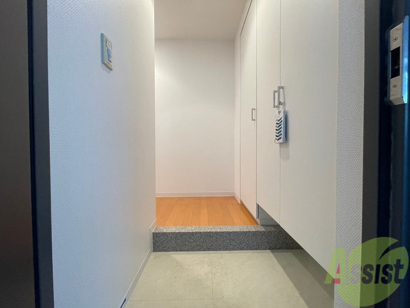 玄関　玄関です。ご覧の通り広々としていますね。