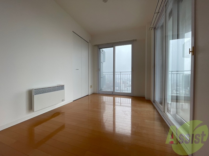 その他部屋・スペース　寝室はこちらです。光が差し込む、温かみのあるお部屋です。