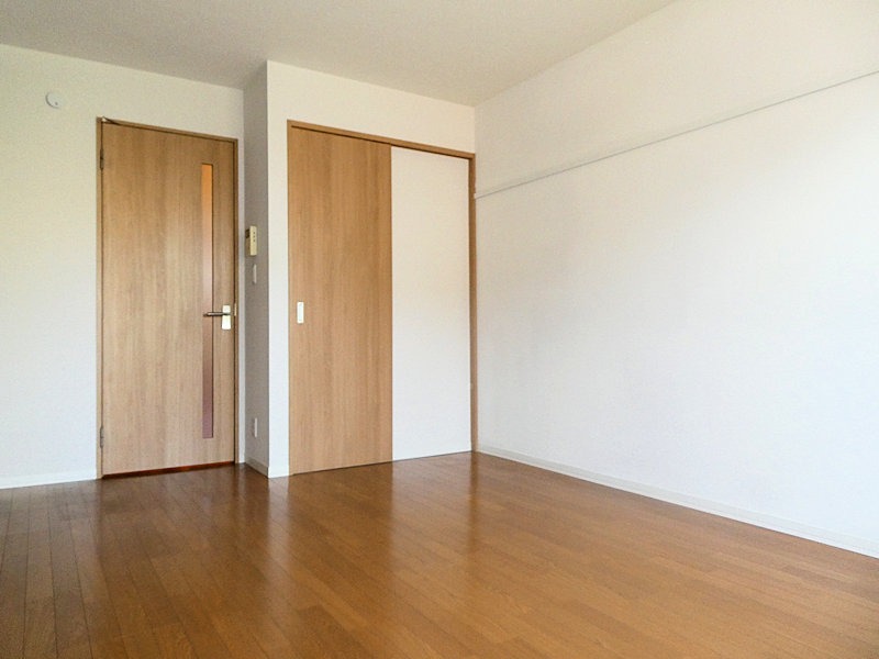 居室・リビング　７．８帖の洋室は広々♪