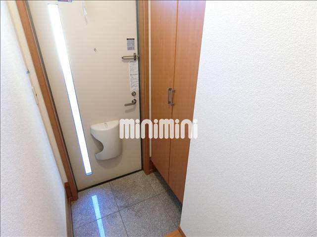 玄関　背の高い下駄箱で靴もたっぷり収納できます。