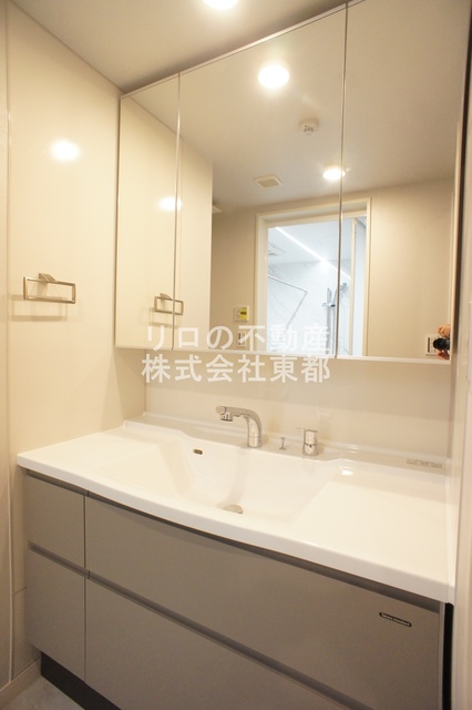 洗面設備　ワイドな鏡を備えた洗面化粧台。収納も豊富です♪