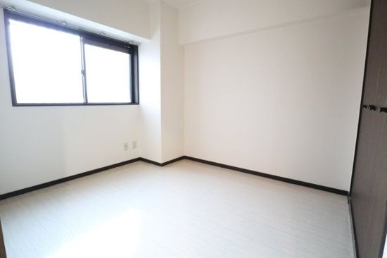 その他部屋・スペース　落ち着いた色調の寝室です