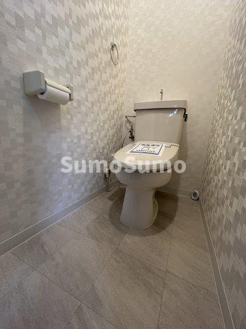 トイレ　落ち着いた色調のトイレです