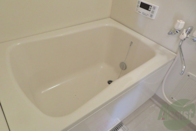 バス・シャワールーム　お風呂には追い焚き給湯が付いておりますので便利です。