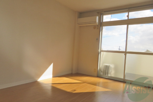 居室・リビング　６帖の洋室には大きめの窓があり暖かい印象を受けます。