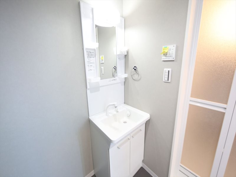 洗面設備　脱衣所　独立洗面台（シャンプードレッサー付）収納スペース有