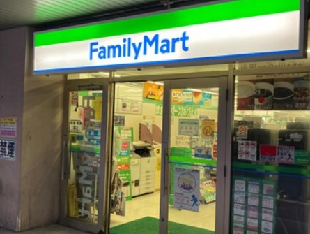コンビニ　ファミリーマート エキニア横浜店（コンビニ）まで494m