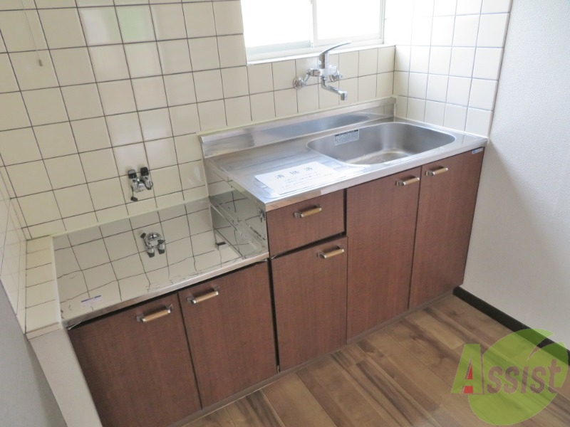 キッチン　２口ガスコンロも問題なく設置でき、収納もあります。