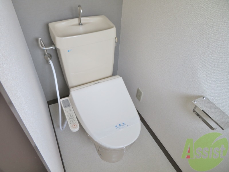 トイレ　温水洗浄便座付きのトイレは、使用しやすくうれしいですね。