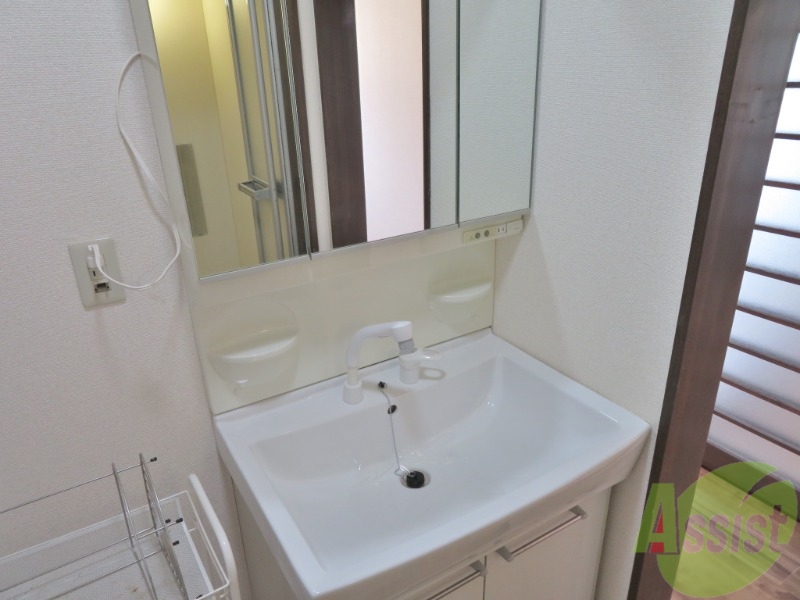 洗面設備　洗面化粧台も独立しており、洗面台の棚も利便性がありますね。