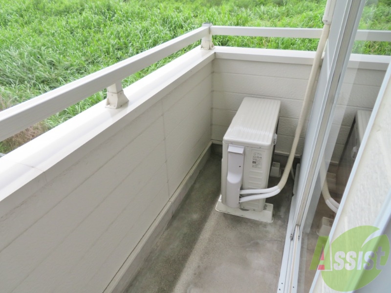 バルコニー　バルコニースペースも広く、洗濯物も問題なく干せそうですね。