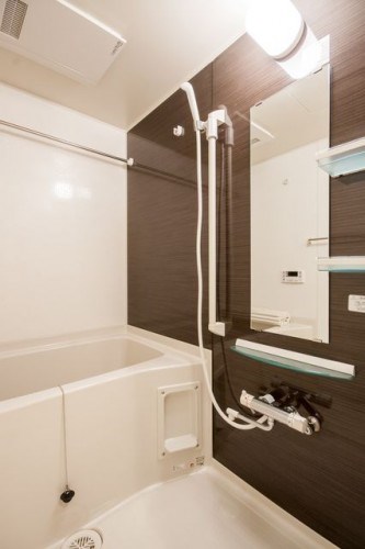 バス・シャワールーム　あると嬉しい追い焚き機能付の浴室です。