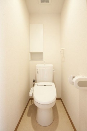 トイレ　あると嬉しいウォシュレット機能付きです。