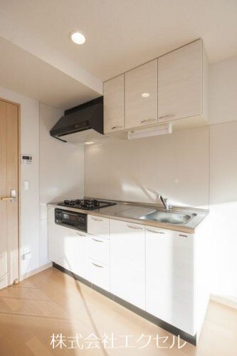 キッチン　３口ガスコンロ付のシステムキッチンです。