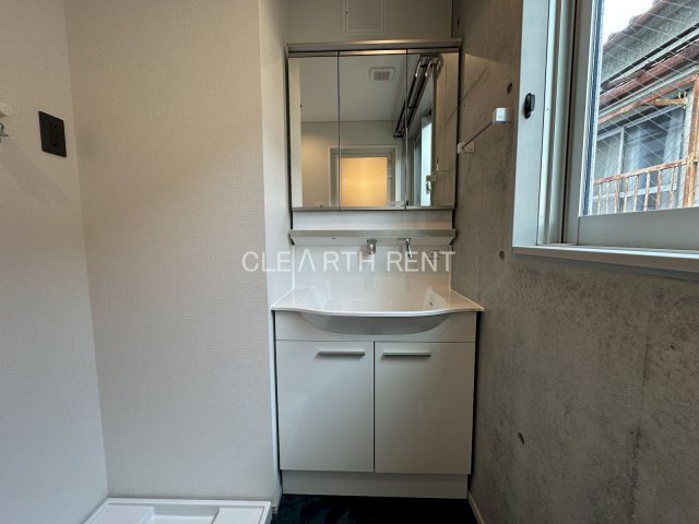 洗面設備　三面鏡タイプの独立洗面台/鏡裏にはちょっとした収納スペースが